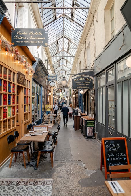 Discover the Parisian café scene with a historian