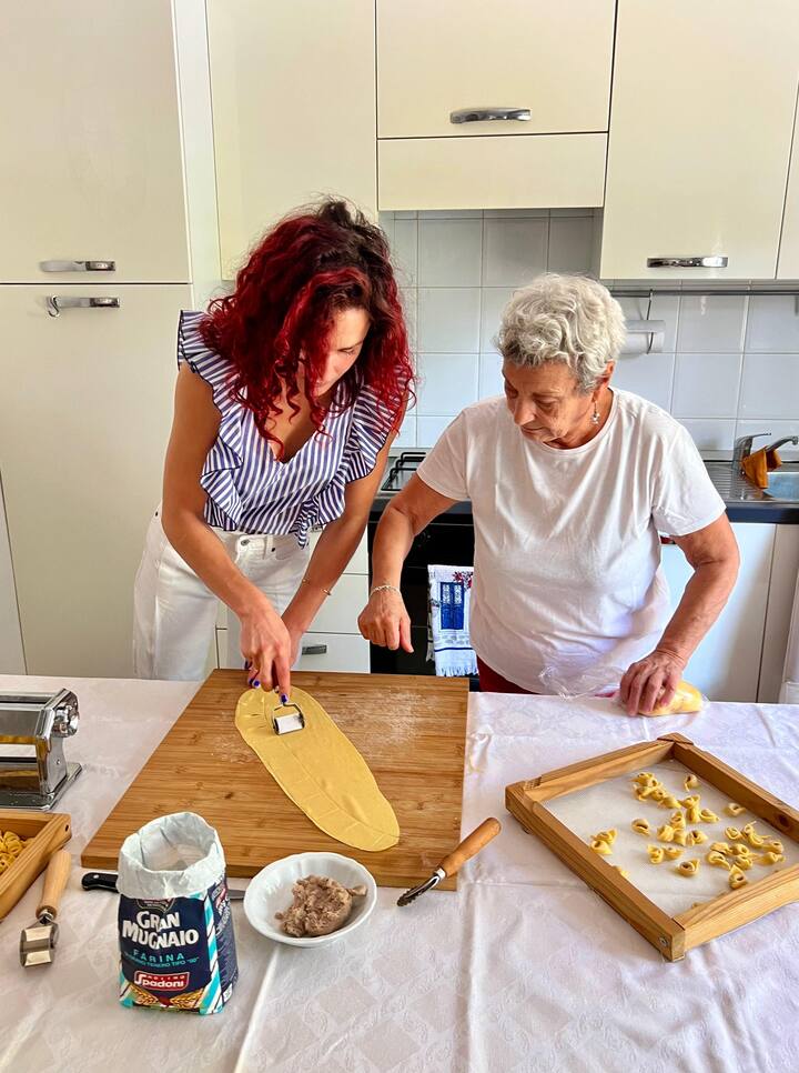 Prepara tortellini frescos tradicionales con la abuela