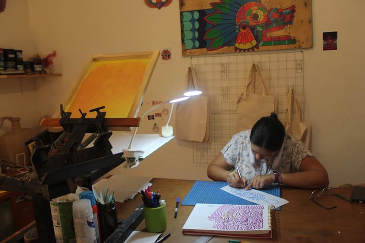 ხელნაკეთი აპლიკაცია ჩანთაზე ან მაისურზე