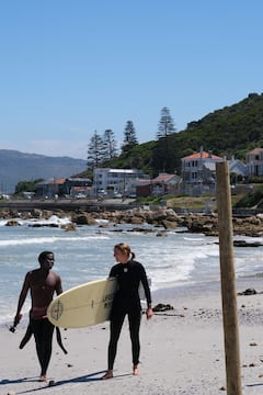 Clases de surf para principiantes con un profesional local en Muizenberg