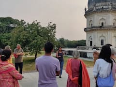 เดินชมพระอาทิตย์ตกที่สุสานกุตบชาฮี