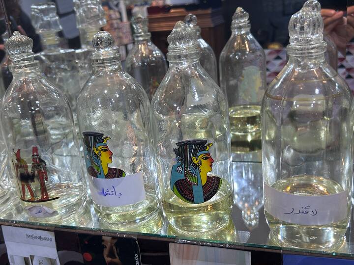 Египетски масла, чай и култура в салона за парфюми