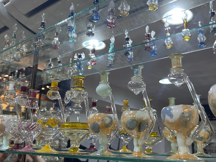 Египетски масла, чай и култура в салона за парфюми