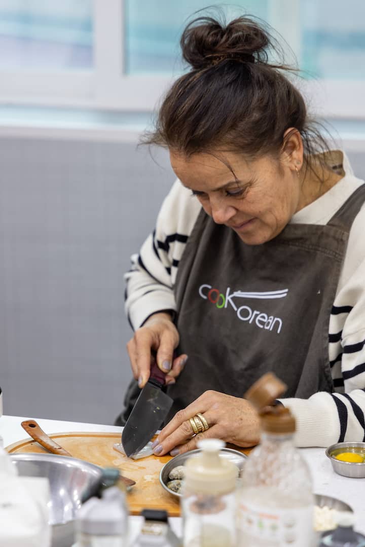 Cooking iconic Korean dishes with market tour