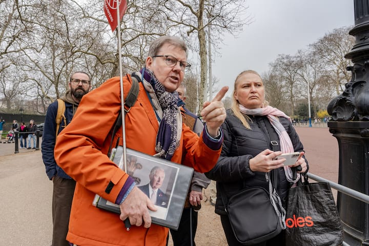 Гледайте смяната на караула в малка група