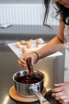Prepara éclairs y chouquettes con un chef pastelero