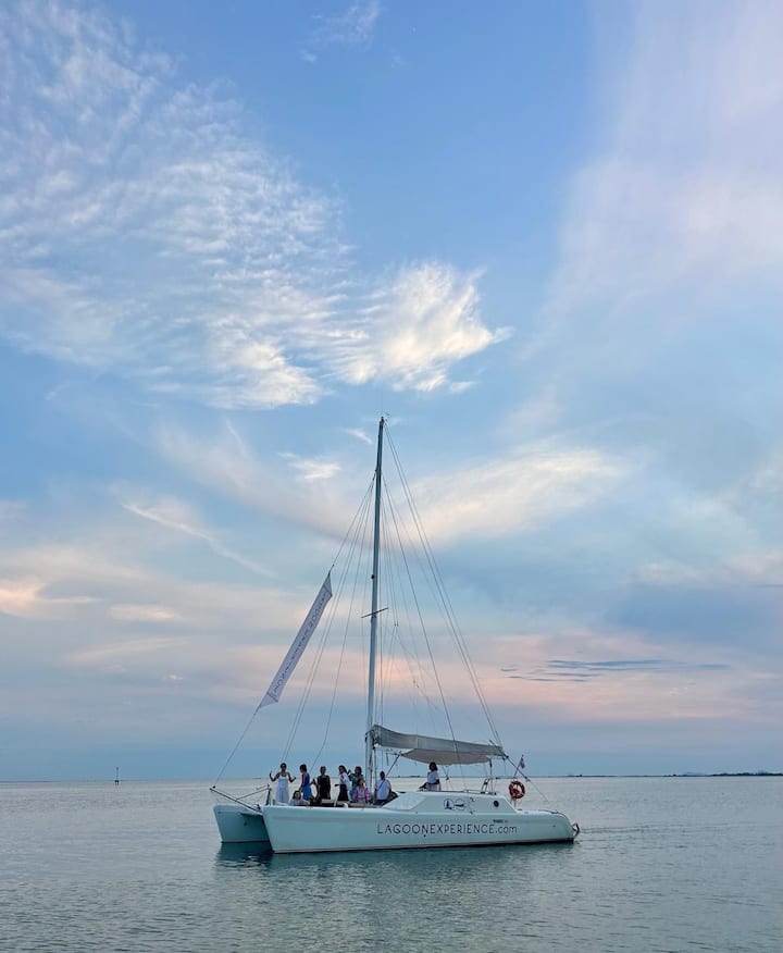 ლაგუნის ტურები კატამარანით
