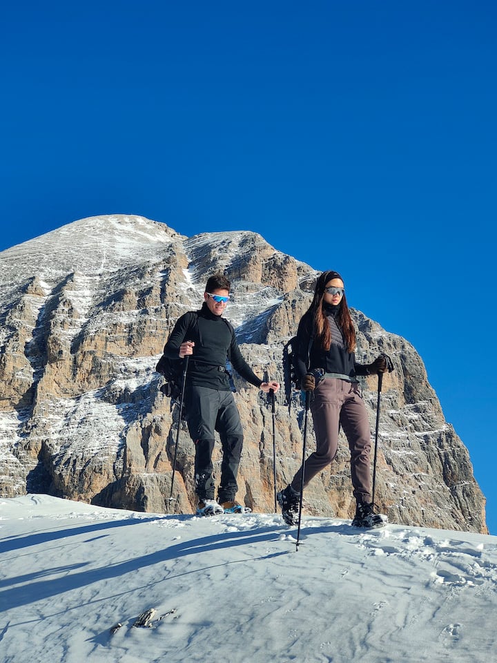 Los Dolomitas de noche con raquetas de nieve