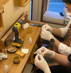 在首尔木工工作室制作木戒指