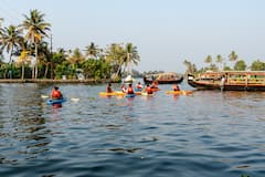 Maglakbay sa Venice ng Silangan sakay ng mga kayak