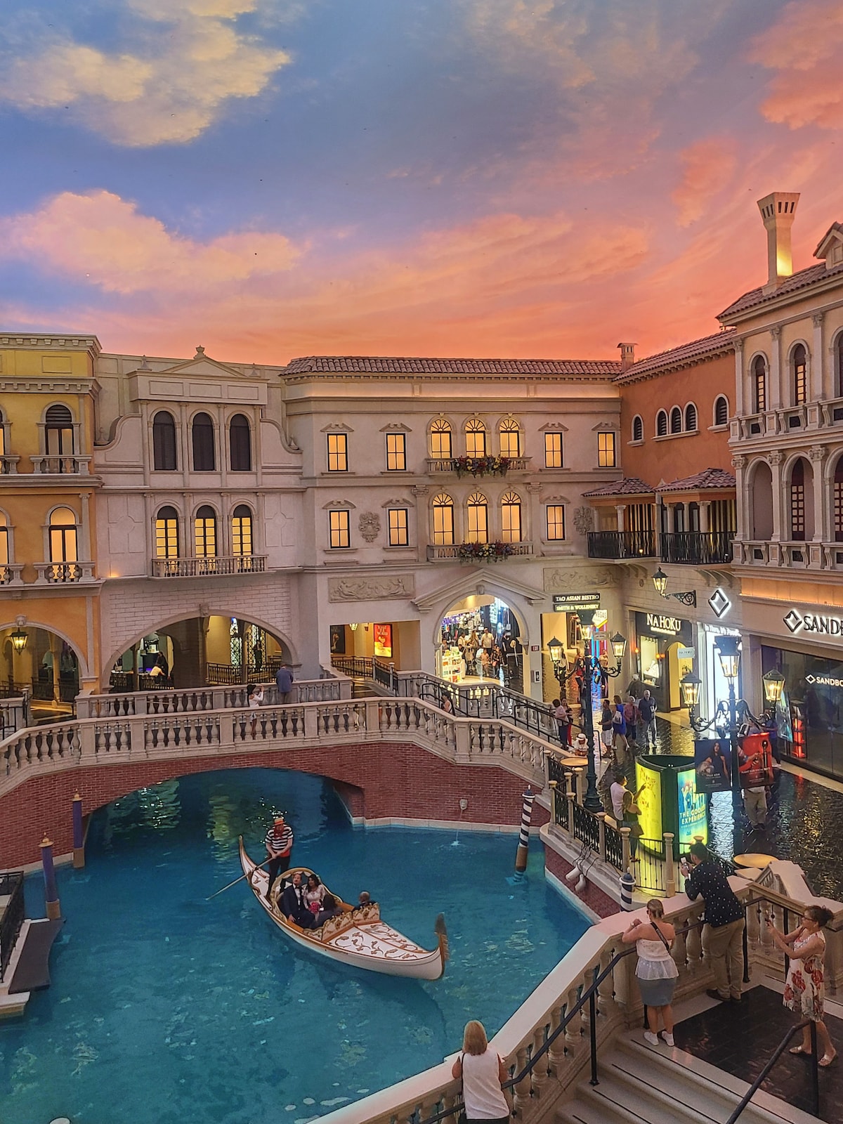 Must-See Spots: Las Vegas Strip Walking Tour