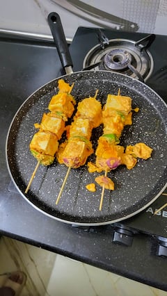 在温馨的德里房源中与超赞房东一起烹饪和用餐
