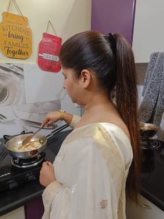 在温馨的德里房源中与超赞房东一起烹饪和用餐