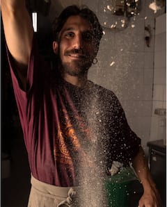 לטגן ארבעה סופלי רומאי במאפייה היסטורית