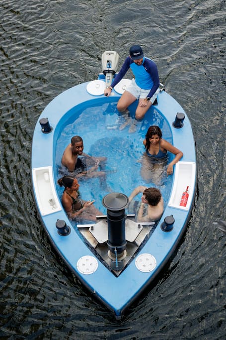 Cruise Canary Wharf in a hot tub boat