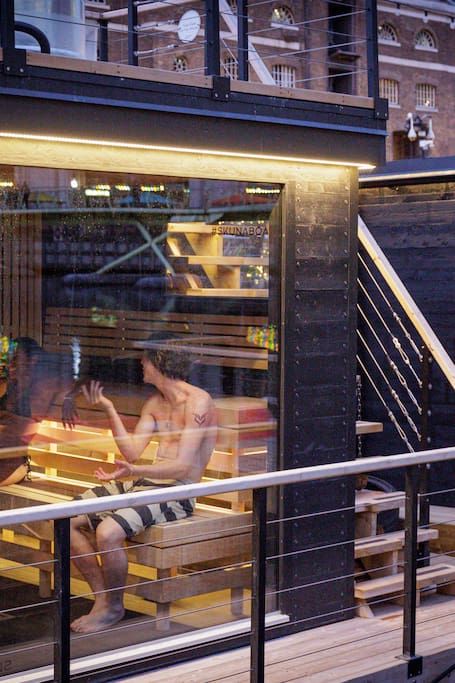 Floating sauna and cold plunge in Canary Wharf