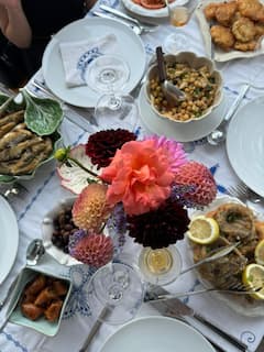 Descifra recetas veganas antiguas en un jardín