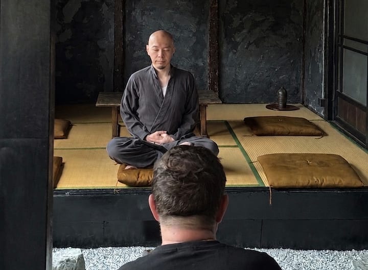Ochtendzenmeditatie en koffie in een Kyoto Machiya