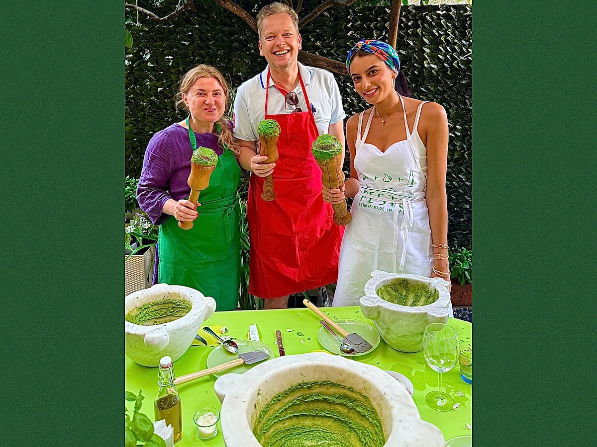 Prepare real Genoese pesto in a mortar