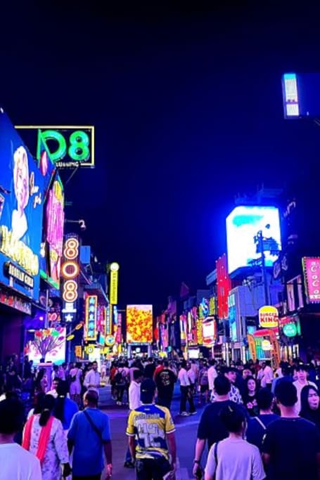 Pattaya: Rooftop & Clubs, Nightmarkets, Walking St