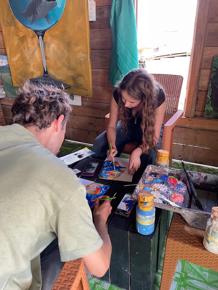 Ателие за рисуване с художници от Лабуан Баджо