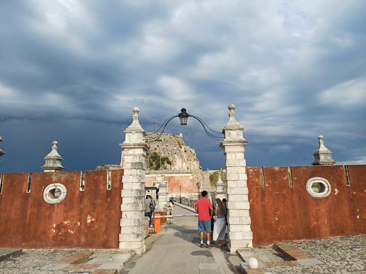 Ekskursija po Korfu miestą