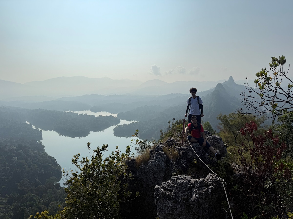 Escape the city: Jungle hike with lake & skyline