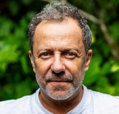 לערבב קוקטיילים יצירתיים בסטודיו הביתי של ויק מוניז