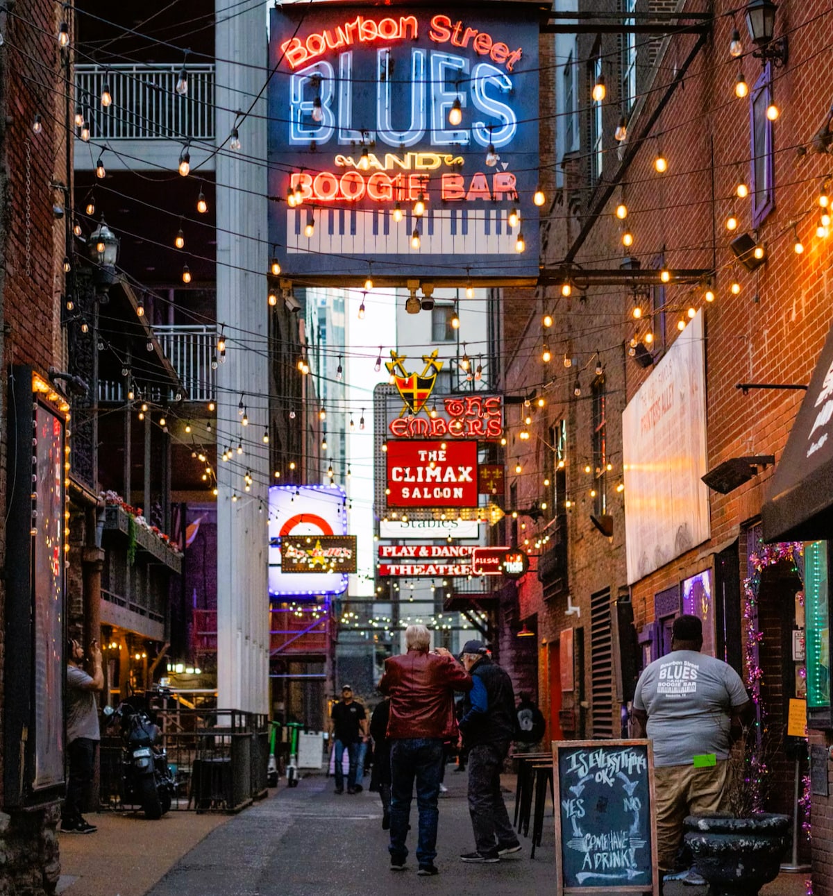 Speakeasy Secrets: The Nashville Cocktail Crawl