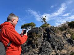 在三原山徒步旅行，感受火山
