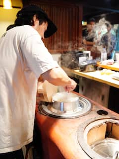 Prepara carne de caza a la parrilla y comida japonesa
Prepara carne de caza a la parrilla y comida japonesa