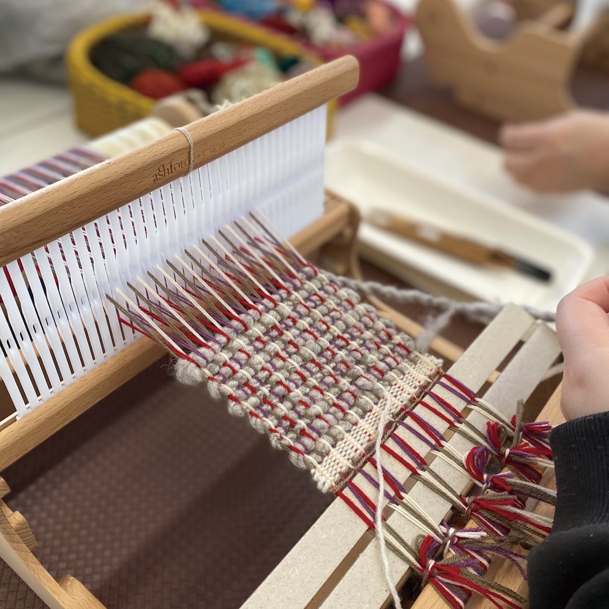 Experience spinning and weaving coasters in Morioka, the sacred land of Homespan