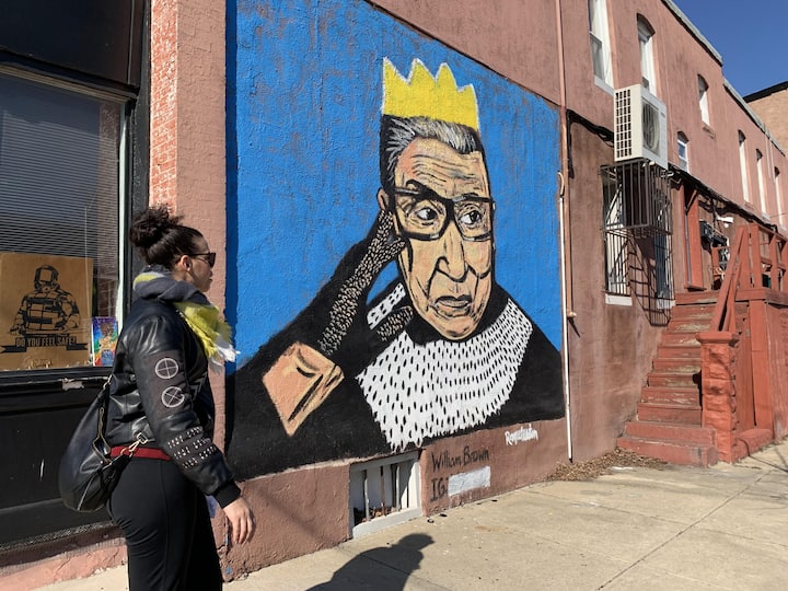 Обиколка на стенописите в Чарлз Вилидж