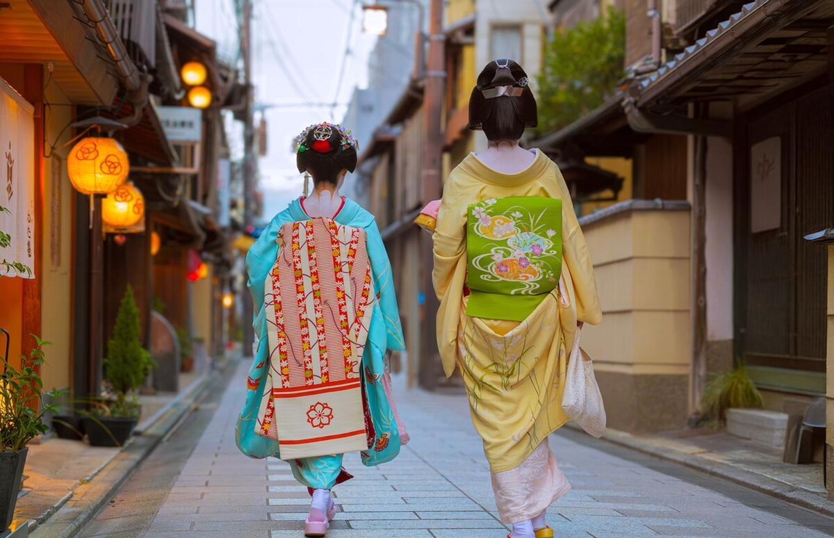 Explore the Geisha Districts of Kyoto