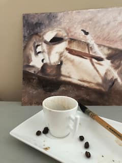 在艺术家工作室用咖啡创作水彩画