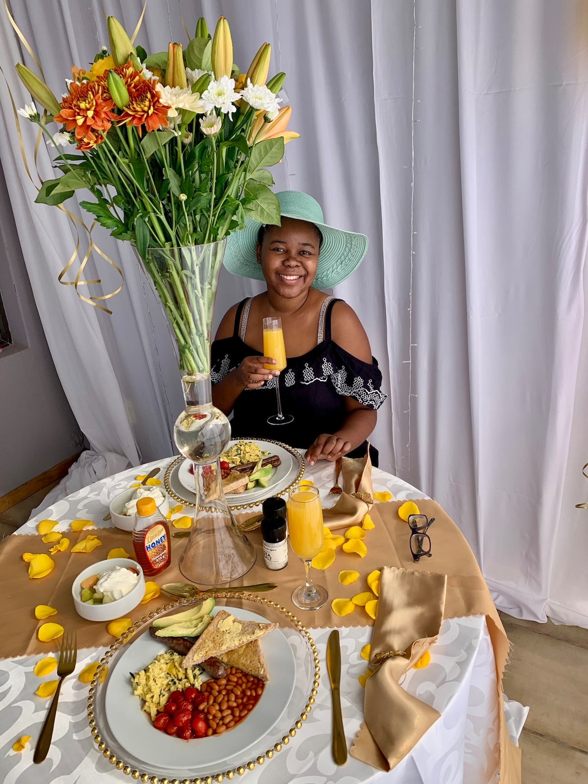 Sip & Savour: Elegant Picnics by Gardens & Lakes