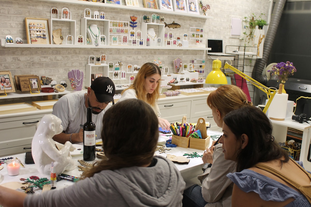 Create Greek wooden art in Athens