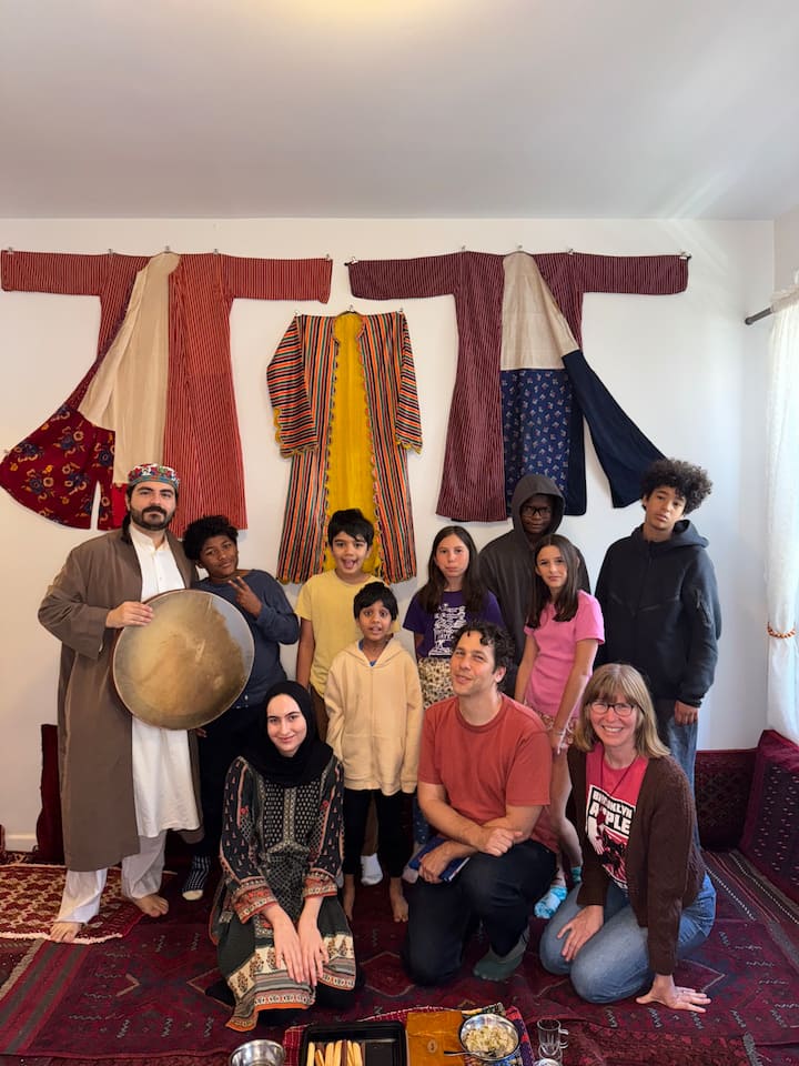 Cena persa y poemas de Rumi en una casa tradicional