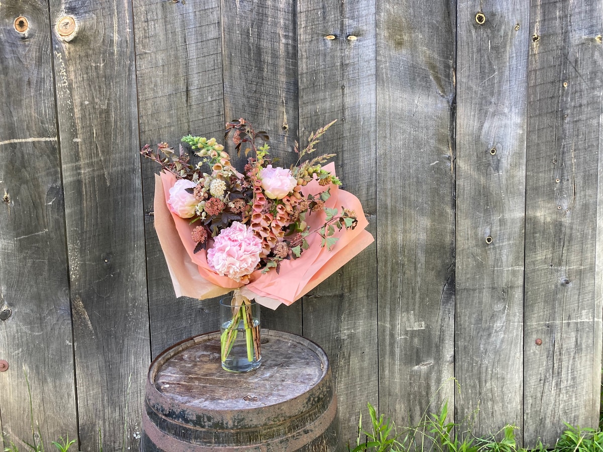 Create Seasonal Floral with an Ecological Designer