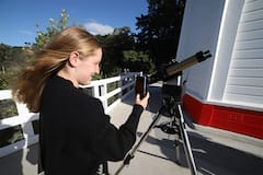 צפייה בשמש באקארואה עם שני טלסקופים