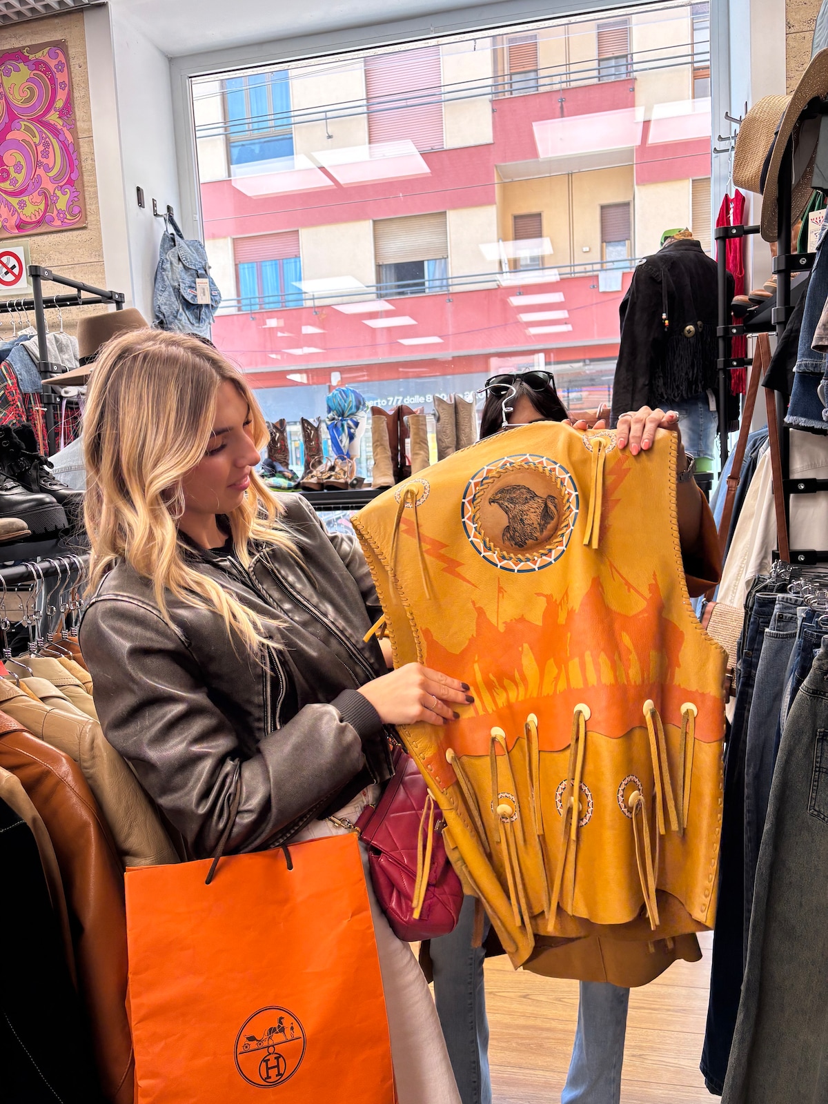 Secret vintage shops and aperitif in a speakeasy