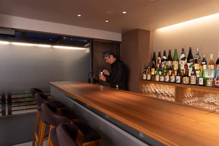 Вкусете изискано зряло японско саке в Токио