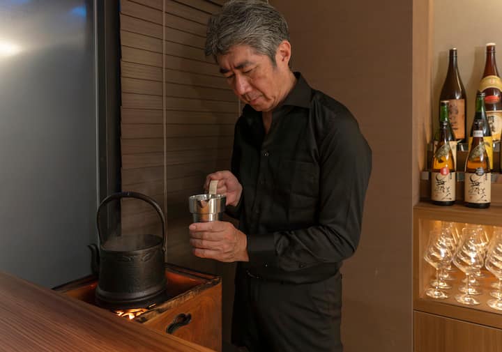 Вкусете изискано зряло японско саке в Токио