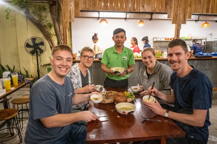 Нощна обиколка за любители на храната в Пном Пен с Vespa