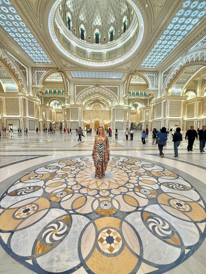 აბუ-დაბის ტური QasrAl Watan-ით დუბაიდან