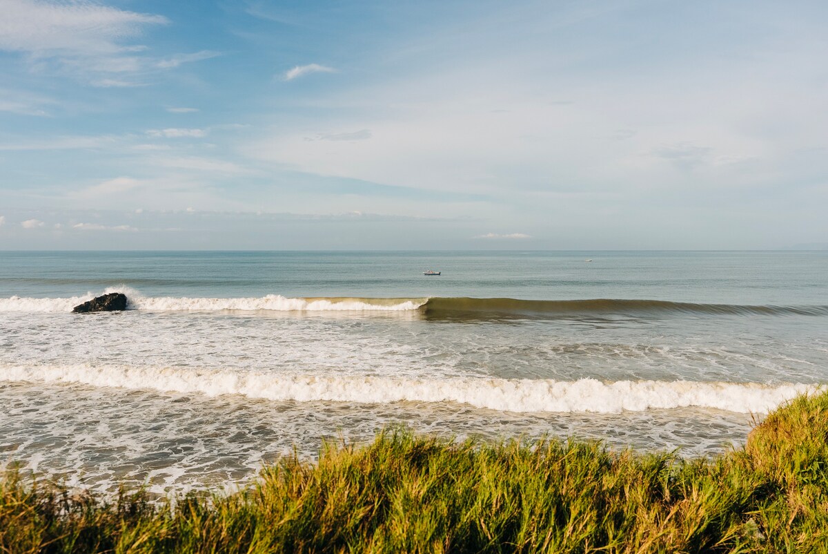 Learn how to read the sea and surf with Eli