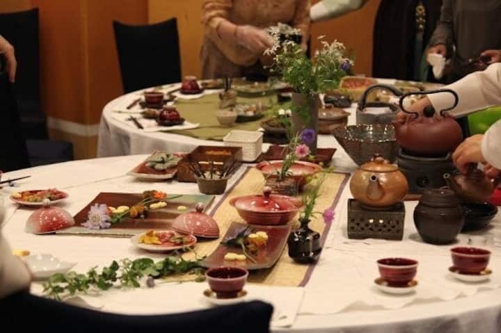 Bëni çaj lulesh të bëra me dorë me lule të bukura dhe të ndryshme