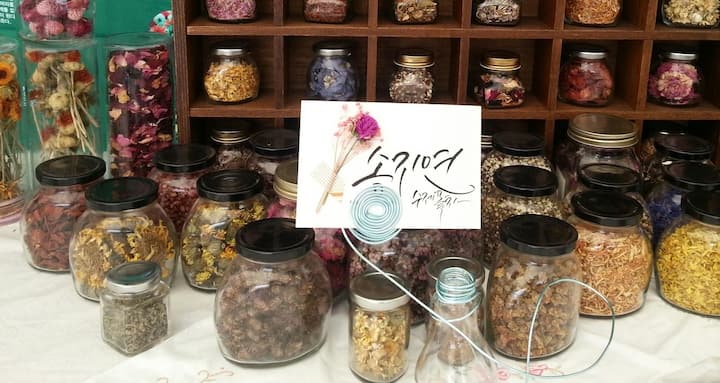 Bëni çaj lulesh të bëra me dorë me lule të bukura dhe të ndryshme