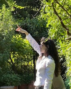 Paseo por un jardín silvestre con un naturalista