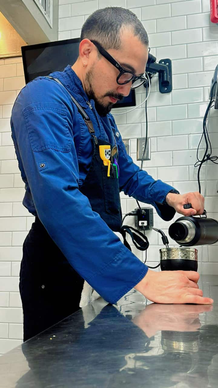 Пригответе севиче и арепас с местен готвач